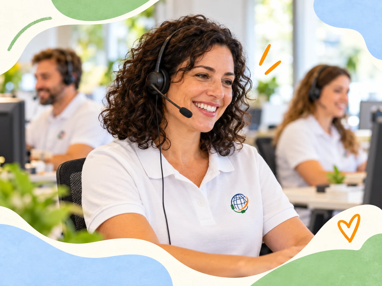 Operadora de Globaltec con polo blanco y auriculares atiende desde nuestra oficina